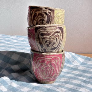 Handgemachte abstrakte gesprenkelte Cortado-Tasse, einzigartige 4-Unzen-Espressotasse, strukturierte Bio-Artisan-Keramik