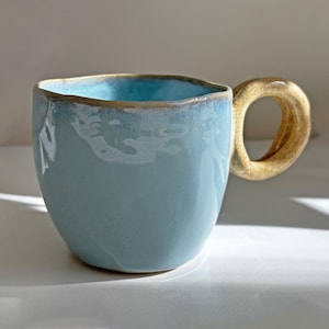 Ręcznie robiony jasnoniebieski ceramiczny kubek, spiralny uchwyt, ceramika organiczna