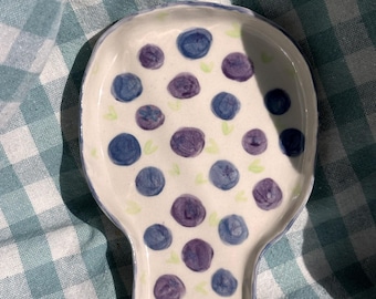 Repose-cuillère en céramique peint à la main, illustration de myrtille, décoration de cuisine, cadeau de pendaison de crémaillère