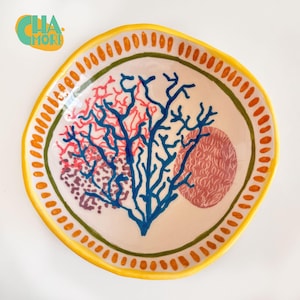 Cuenco de brasas marinas: cuenco de cerámica hecho a mano con forma orgánica, esmaltado en rojo coral y crema, 15 cm (5,9 in) de Coastal Pottery by Chamore