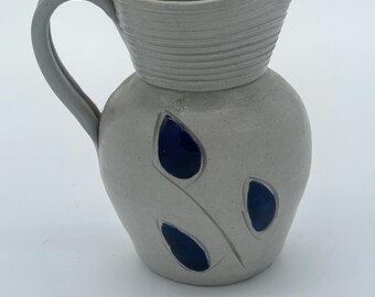 Vintage Williamsburg-aardewerk blauw en grijsachtig witte keukenkan Virginia zoutglazuur aardewerk