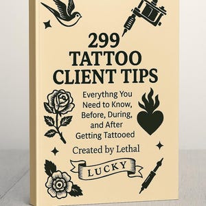以下が含まれることがあります： 「299 Tattoo Client Tips」というタイトルの本。ツバメ、タトゥーマシン、バラ、ハート、その他のタトゥー関連のデザインの黒いイラストが描かれています。本の表紙は薄いベージュ色です。