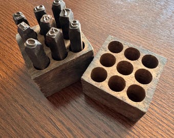 Set vintage di timbri numerici in acciaio Young Brothers in custodia di legno. Set di 9 pezzi.