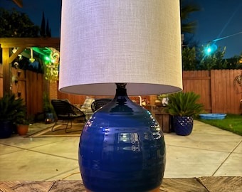 Lampada da tavolo in terracotta ceramica con smalto blu a goccia, modello MCM, marcata J-019, Made In USA. 26”