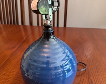 Lampada da tavolo in terracotta ceramica con smalto blu a goccia, modello MCM, marcata J-019, Made In USA. 14”