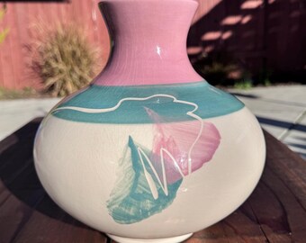 Vaso astratto postmoderno degli anni '80, dipinto a mano con colori pastello e dettagli incisi.