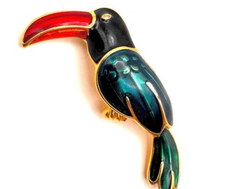 Spilla vintage a forma di tucano di Trifari, con smalto blu-verde e tonalità oro, gioiello a tema uccelli tropicali, pezzo da collezione firmato Trifari.
