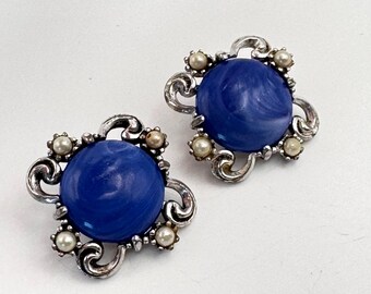Orecchini vintage Sarah Coventry con cabochon in lucite blu, anni '60, con spirale blu reale e perle finte, in metallo argentato.