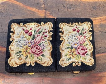Portacipria doppio con specchio e decorazione floreale Petit Point, vintage anni '30, astuccio da trucco Art Déco, portatrucco antico, oggetto da collezione per la toeletta.