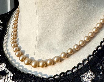Collana vintage di perle di vetro graduate da 18" firmata MONET