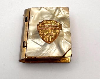Ciondolo Disneyland anni '50 in madreperla, mini libro souvenir Walt Disney, braccialetto vintage con logo del castello, oggetto da collezione