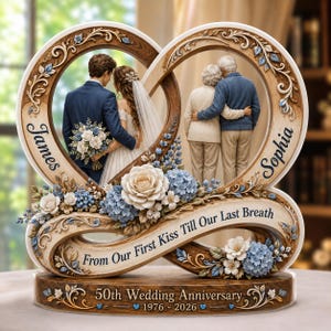 Peut inclure: Ornement de 50e anniversaire de mariage en bois. Deux cadres en forme d'infini contiennent des photos d'un jeune couple et d'un couple plus âgé. La base indique "50e anniversaire de mariage 1976-2026" avec des accents floraux.