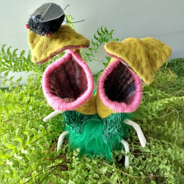 Pitcher Plant - soft action figure + fly