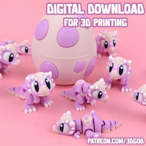 Op de afbeelding: Een verzameling kleine, beweegbare paarse dinosaurusfiguren met witte accenten, verspreid rond een grote eivormige container. Het ei en de dinosaurussen staan op een roze achtergrond. Bovenin staat de tekst "DIGITALE DOWNLOAD VOOR 3D PRINTEN".