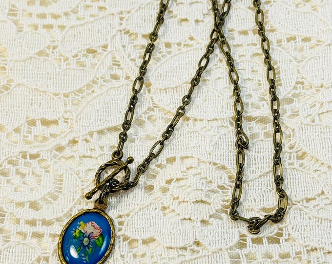 Vintage-Inspired Floral Pendant Necklace with Toggle Clasp