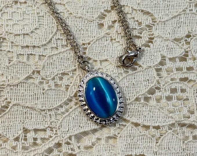 Vintage-Style Blue Cat Eye Pendant Necklace – Silver Chain, Oval Setting