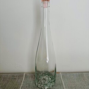 Botella de vino Côte des Roses reciclada / Jarrón o decoración de vidrio transparente / Elegante botella cónica con base en forma de rosa y tapón rosa