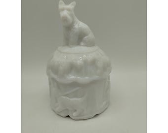 Akro Agate White Slag Scotty Scottie Dog Tarro de polvo tapado Aparador Década de 1940