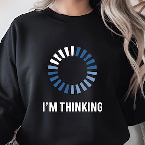 Peut inclure: Sweat-shirt noir avec un graphique de cercle de chargement bleu et blanc et le texte "I'M THINKING".