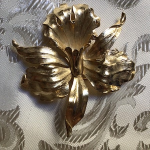 Vintage Signed TRIFARI T Gold Tone Big Orchid Flower Brooch/Pin