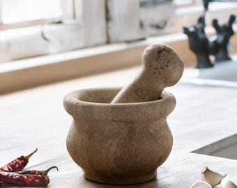 Terra - Mortero y maja de mármol travertino hechos a mano: Molinillo de especias de piedra rústica