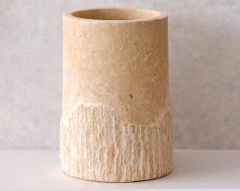 Serena - Jarrón de travertino hecho a mano: Jarrón escultural de piedra beige, 18 cm (7,1 pulgadas)