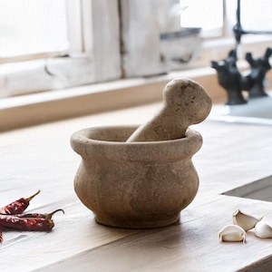 Terra - Handgjord mortel och stöt i travertinmarmor: Rustik kryddkvarn i sten