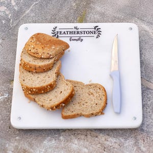 Tagliere personalizzato in marmo bianco con piedini in ottone: regalo da cucina inciso
