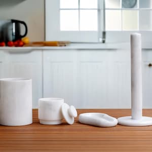 Conjunto organizador de cozinha Valora de 4 peças em mármore branco – porta-utensílios, descanso para colher, pote com tampa, suporte para papel-toalha – Stone Cooking Essentials