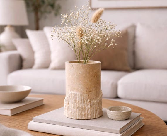 Serena - Handgefertigte Travertin Vase: Skulpturale Beige Steinvase, 18cm