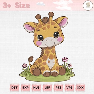 Può includere: Design ricamato di una giraffa dei cartoni animati con macchie marroni, seduta su erba verde con fiori rosa. La giraffa ha grandi occhi, guance rosa e il testo "3+ Size" in alto.
