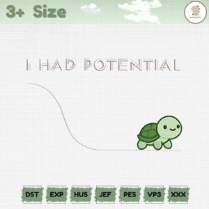Può includere: Sfondo bianco con la scritta "I HAD POTENTIAL" in grigio chiaro. Una grafica di tartaruga verde è a destra, con una linea curva che si estende dal testo. L'angolo in alto a sinistra ha il testo "3+ Size".