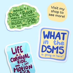 Puede incluir: Tres pegatinas decorativas con texto. Una pegatina verde dice: Outside of a dog, a book is man's best friend. Inside of a dog, it's too dark to read. Otra pegatina azul dice: Life is a carnival ride, and I get motion sick. Una pegatina amarilla dice: What in the DSM5 is going on here?