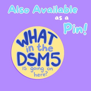 Puede incluir: Una pegatina circular amarilla sobre un fondo morado claro con el texto azul oscuro "WHAT in the DSM5 is going on here?" y el texto azul claro "Also Available as a Pin!" situado encima y a la derecha del c&iacute;rculo.