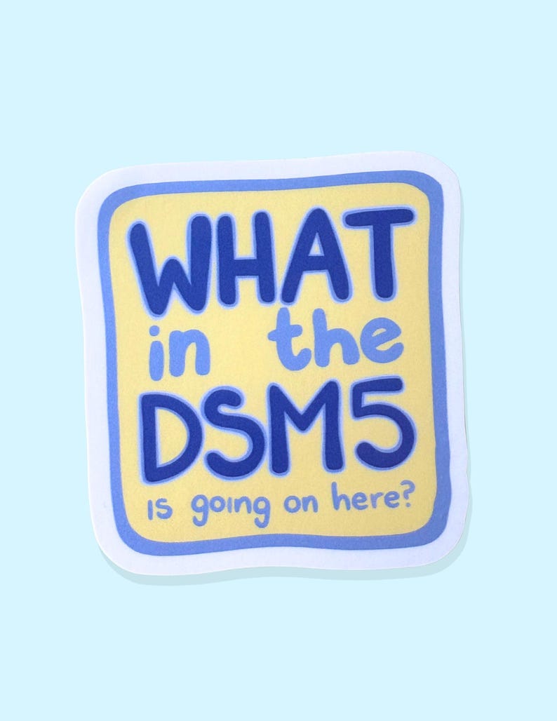 Puede incluir: Una pegatina cuadrada con esquinas redondeadas, fondo amarillo p&aacute;lido y borde azul. El texto en azul oscuro dice WHAT in the DSM5 is going on here? La pegatina tiene un contorno blanco y se presenta sobre un fondo azul claro.