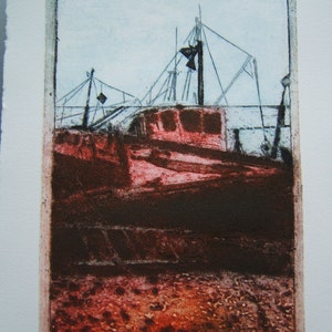 Gestrande boot originele Collagraph Hand Pulled Artist Print afbeelding 2