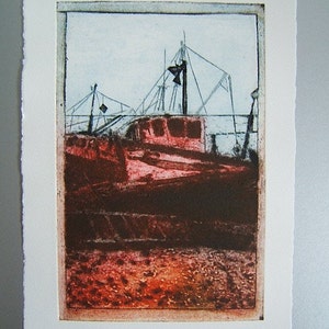 Gestrande boot originele Collagraph Hand Pulled Artist Print afbeelding 3