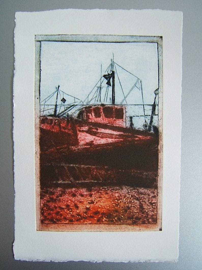 Gestrande boot originele Collagraph Hand Pulled Artist Print afbeelding 3