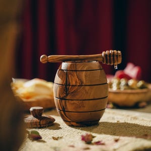 Olijfhouten honingpot | Handgemaakt | Honingpot met lepel - rustiek keukendecor - cadeau voor honingliefhebbers