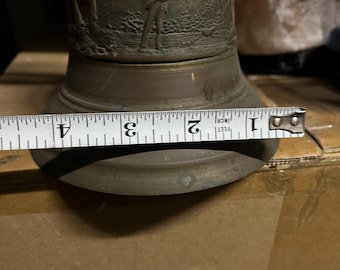 Campana de mesa de latón grabada con motivos de caza, 5 1/2" de diámetro, 7 1/2" de alto.