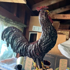 Veleta de gallo de fundición pesada sobre base de madera. Falta la indicación N S E O. 25,4 cm de alto x 22,9 cm de ancho.