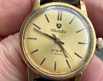 Bonito reloj NIVADA de caballero de 17 joyas con bisel chapado en oro de 10k y parte trasera de acero inoxidable.