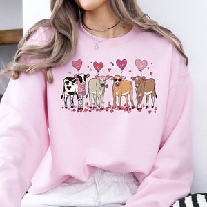 Bluza z nadrukiem Howdy Valentine, słodka bluza z kreskówkową parą krów, grafika walentynkowa, romantyczny motyw farmy, okrągły dekolt, uroczy wzór miłosny