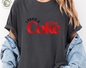 Camiseta bordada "Necesito una Coca-Cola Light", bonita camiseta para amantes de la Coca-Cola, diseño minimalista de refresco, regalo bordado acogedor para los amantes de los refrescos.