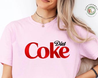 Camiseta Comfort Colors® con bordado de Coca-Cola Light, camiseta minimalista para amantes de los refrescos, linda camiseta con bordado de cola, camiseta informal con estampado de bebida.