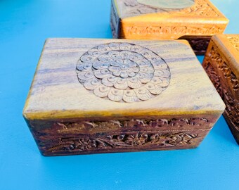 Cajas de almacenamiento de baratijas de madera tallada con flores ornamentadas vintage con forro de fieltro hechas a mano en la India