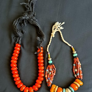 Lot de 2 Colliers berbères anciens avec perles en résine, turquoise et argent | Bijou ethnique marocain fait main | Pièce artisanale vintage
