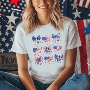Camiseta con estrellas y mapa de EE. UU. – Diseño patriótico en rojo, blanco y azul – Camiseta con orgullo estadounidense con estrellas del 4 de julio para mujer y hombre