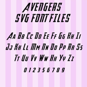 Può includere: Alfabeto di font in bianco e nero con la parola "AVENGERS" in lettere nere e in grassetto in alto. Il font è stilizzato con angoli acuti e un aspetto audace e massiccio. Le lettere sono disposte in ordine alfabetico, seguite dai numeri da 0 a 9.