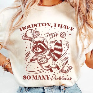 Houston tengo tantos problemas png, Cricut svg, Mapache divertido png svg, Camiseta de mapache vintage, Mapache retro png, Camiseta divertida png svg